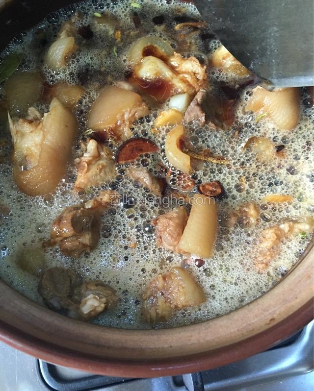 加入适量水，没过肉面即可