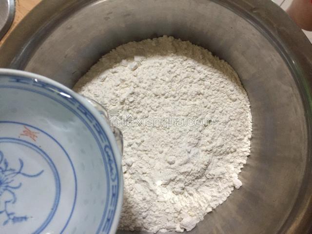 干面粉放入盆中，加清水用筷子搅拌，不需要按照一个方向搅，怎么搅都可以。