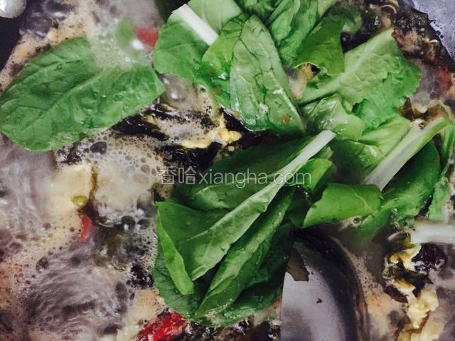 等蛋液煮沸加入青菜叶