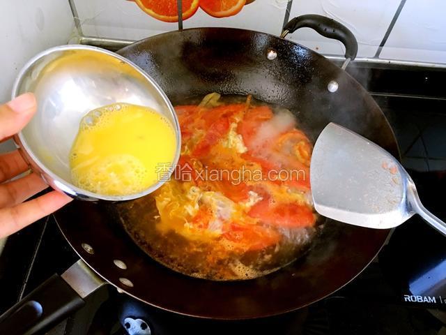 水开后，慢慢倒入鸡蛋液，先不要着急推动蛋液。