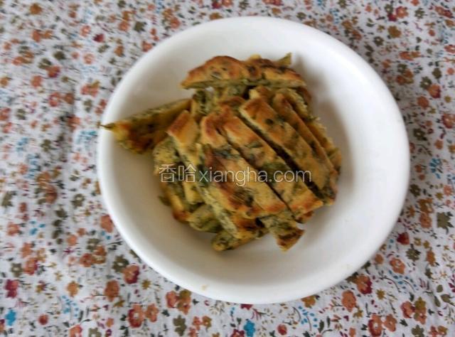 今天早上烙的粗粮饼，发面的，切条备用，