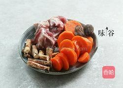 五指毛桃煲猪骨的做法图解1