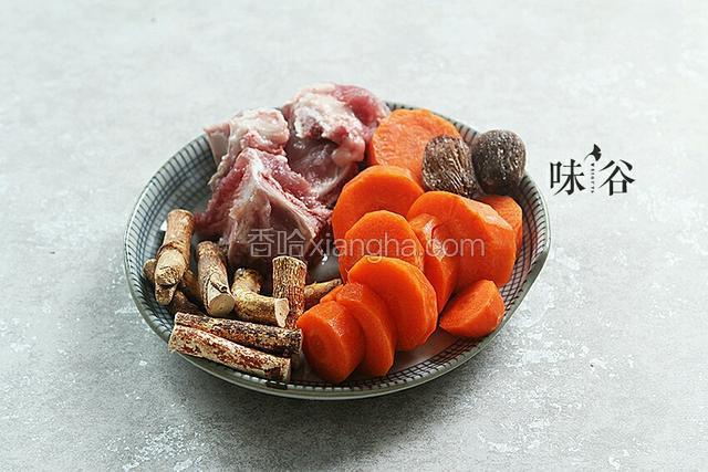材料备好，胡萝卜削皮切片；