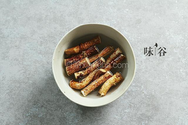 五指毛桃洗干净后用冷水净泡10-15分钟，沥干水份待用；