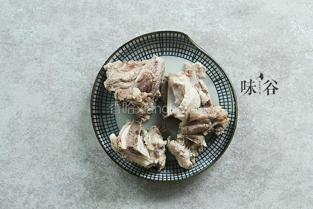 锅下水烧开后，放猪骨飞水洗去血沫；
