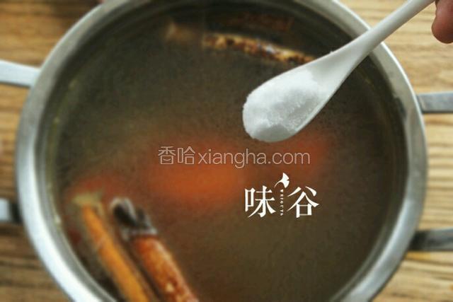 汤好时加盐调味即可。