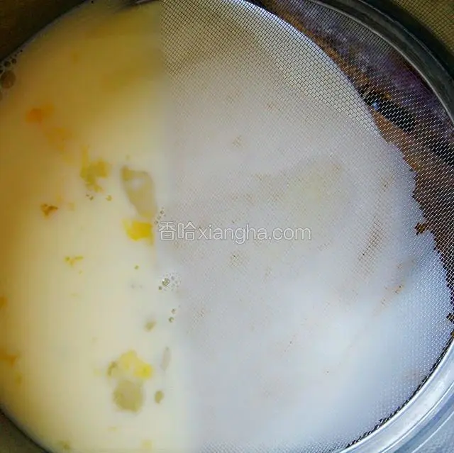 下面给牛奶蛋液过筛两次