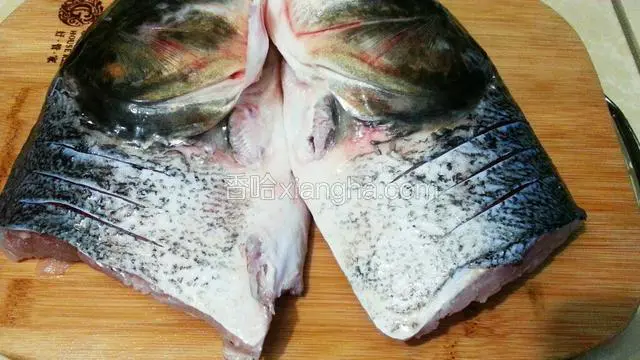 将鱼头洗净，在鱼背上划几刀，方便入味