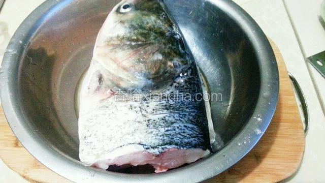 将鱼放在盆中，加入盐，料酒腌制20分钟