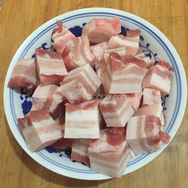 如图五花肉洗净切成大小合适的小块