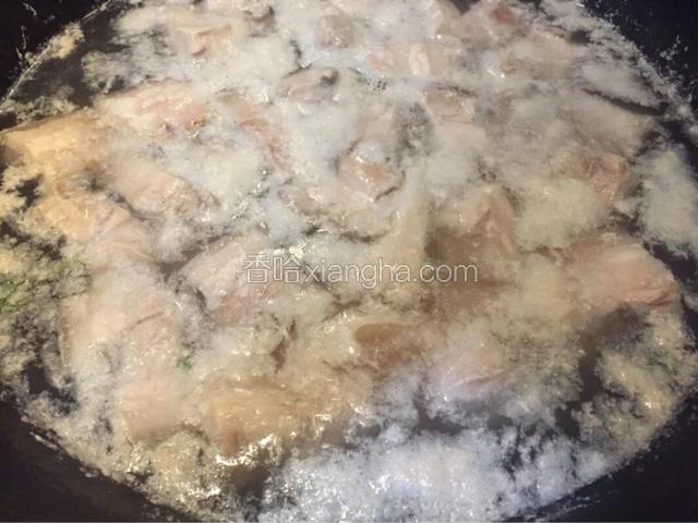 如图冷水入锅焯去血沫，沥干水分，用温水洗净肉上面的浮末