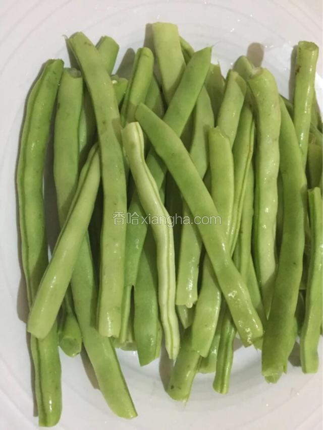 如图豆角掐头去尾，去筋洗净（东北都是吃扁的豆角，北京很少有，所以用这个代替）