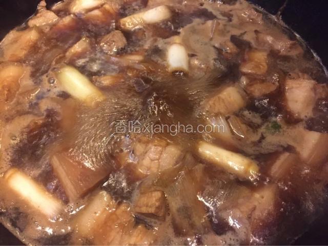 如图加入适量温水（避免肉质骤冷骤热变的紧致）大火烧开，淋入白酒，转小火炖煮一个小时