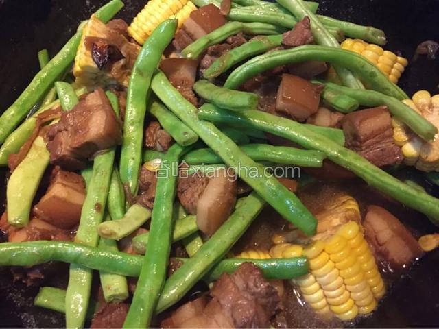 如图加入豆角和玉米，大火烧开继续炖煮15分钟
