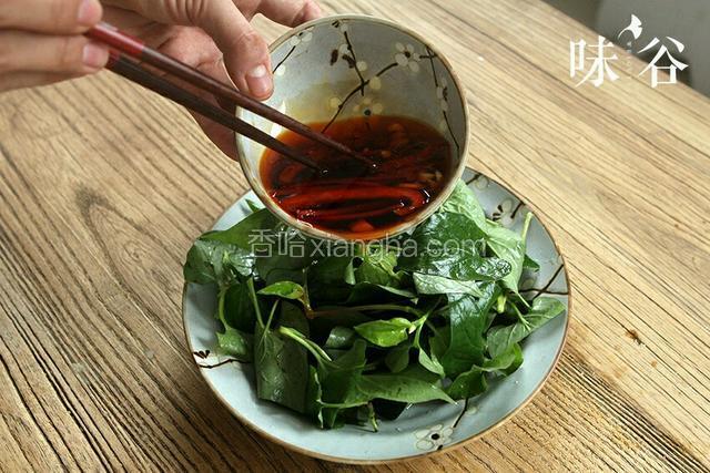 鱼腥草叶捞出沥干水，把混合好的调味料倒入搅拌均匀就行了。