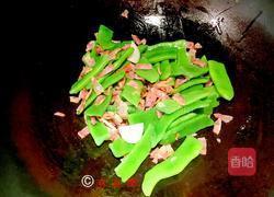 腊肠丁炒四季豆的做法图解8