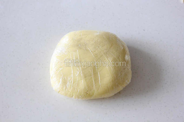 8.揉好的面团用保鲜膜包好，放进冰箱冷藏1个小时▼