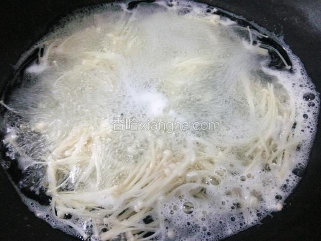 开水烫金针菇，2分钟即可。