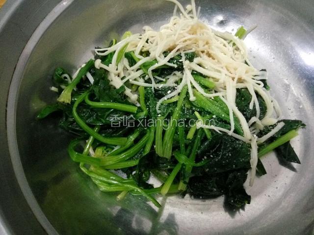 蒋菠菜用手轻轻捏掉多余额水份，金针菇放容器里，加盐，味精，香油，醋拌匀。