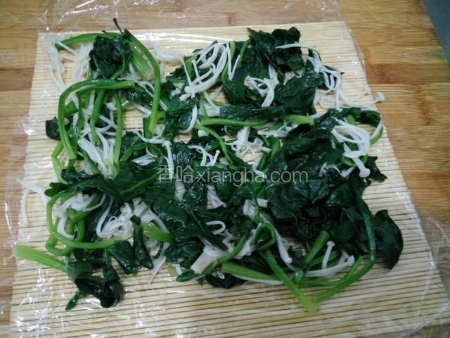 拌好的菜铺平。