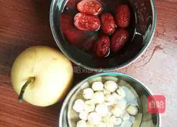 Illustration of how to make lotus seed and white fungus soup 3