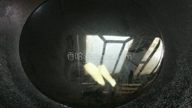 锅中放入适量水加两片生姜烧开