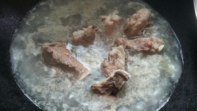 把猪骨头放入烧开的水中去污血