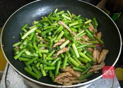 蒜苗炒肉的做法图解4