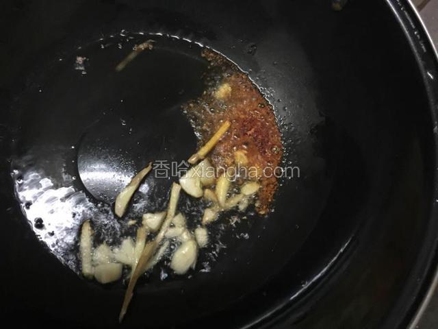 加入辣椒面炸香