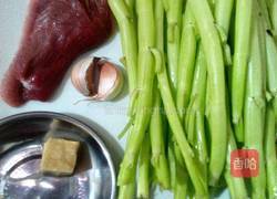 腐乳肉丝炒空心菜梗的做法图解1