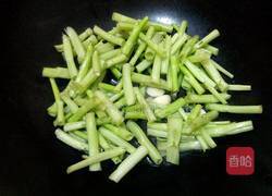 腐乳肉丝炒空心菜梗的做法图解5