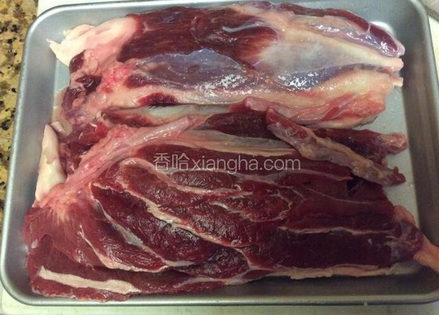 牛腱清洗干净，去除筋膜。