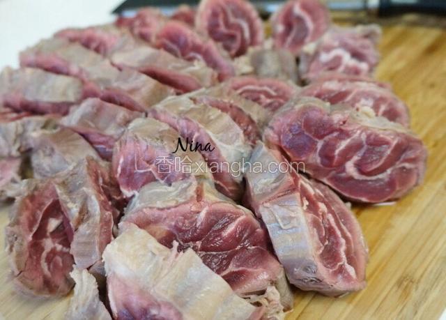 然后把牛腱切成厚片（块）。