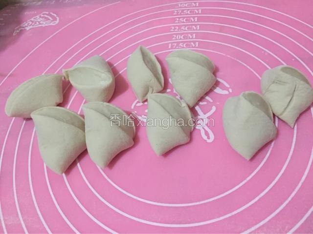 醒好的面团揉成长条用刀切成小面团
