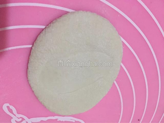 撒薄面按压成饼
