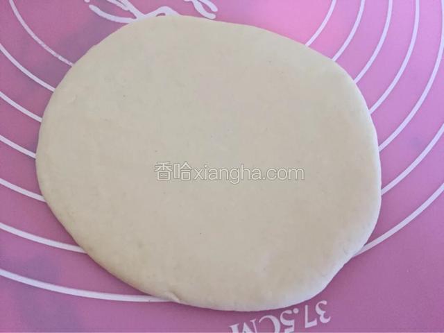 用擀面杖擀成饼，加入馅料
