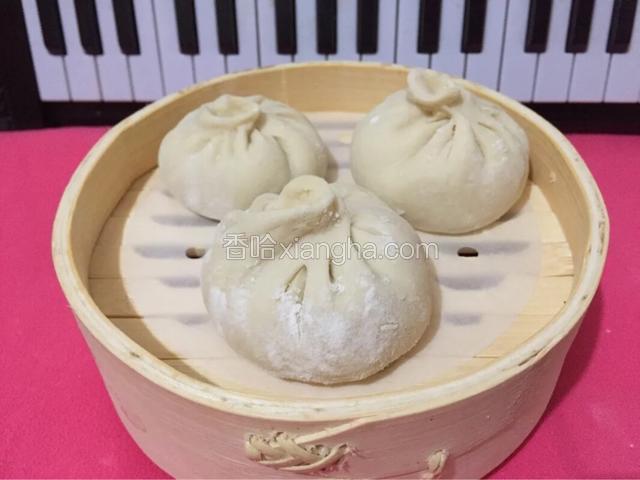 左手托住，右手食指拇指配合捏褶
包好的包子醒二十分钟
