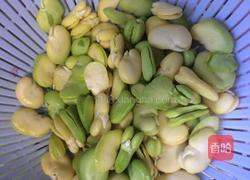 蚕豆米炒鸡蛋的做法图解1