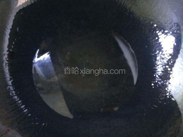 将锅洗净烧干，倒入适量的食用油烧热