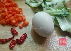 青菜鸡蛋炒年糕的做法图解1