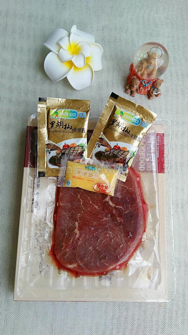 牛排提前从冰箱拿出来来解冻。