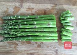蒜蓉白灼芦笋的做法图解1
