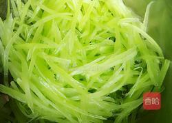 凉拌莴苣丝的做法图解2