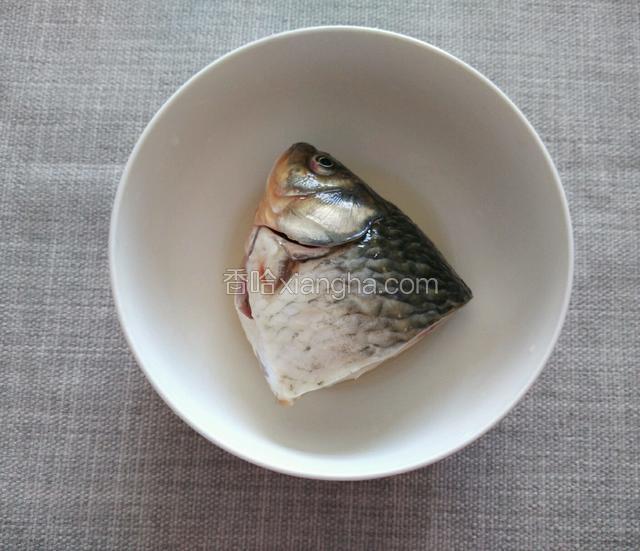 新鲜鲫鱼头去血水洗净，用料酒腌15分钟去腥。