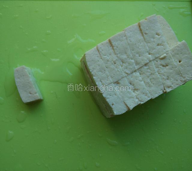 用水冲洗一下豆腐，切成长方体块。