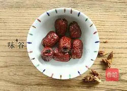 Illustration of how to make red dates, longan, wolfberry and brown sugar water 3