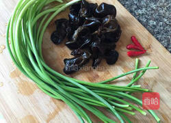 蒜苔炒木耳的做法图解1