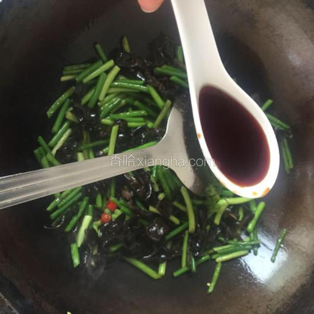 为了提鲜，加点酱油，翻炒后即可装盘