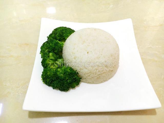 装一碗米饭，倒扣在盘中。用西兰花摆盘装饰。