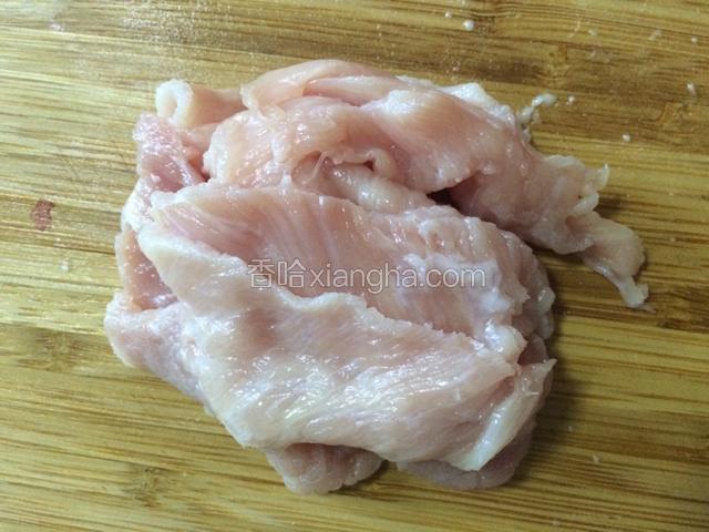 将纯瘦肉洗净切片